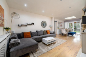 GuestReady - Family house retreat in Wembley